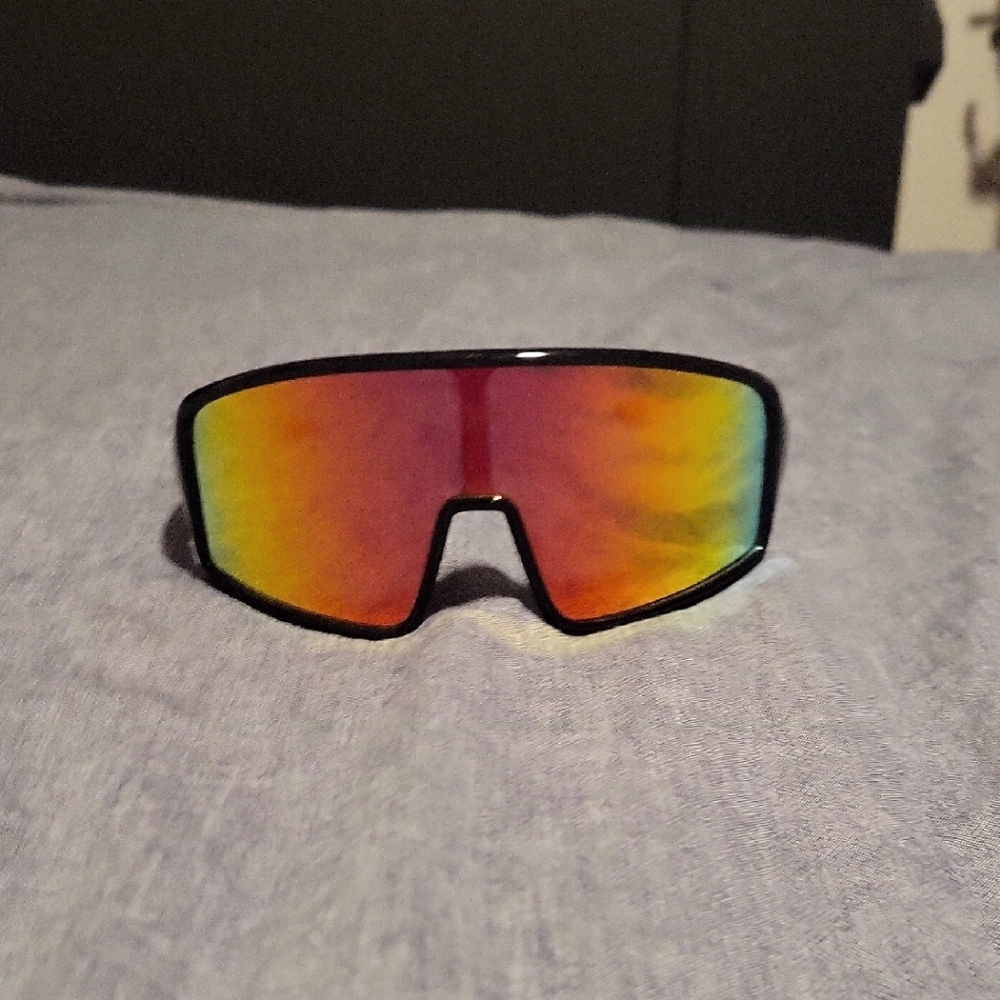 Amazon Men's Sunglasses with Multicolor Lens